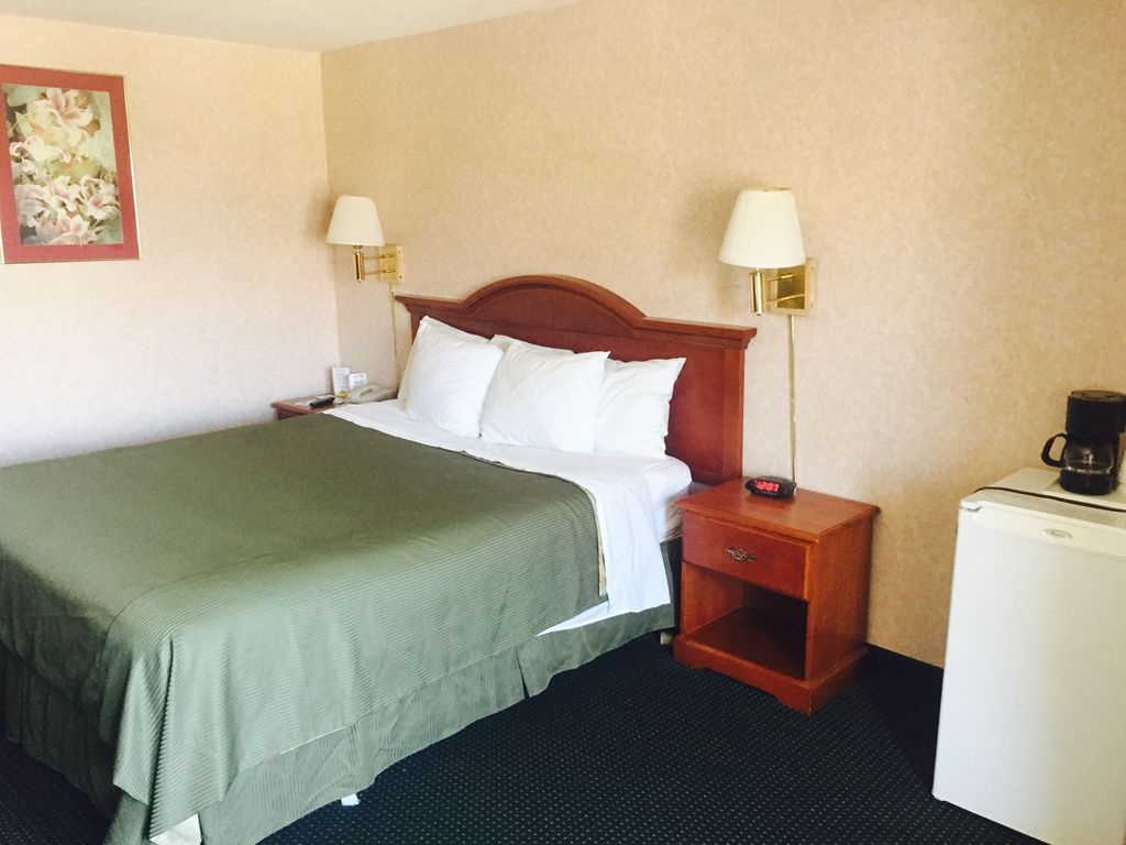 San Bernardino Inn & Suites Room photo